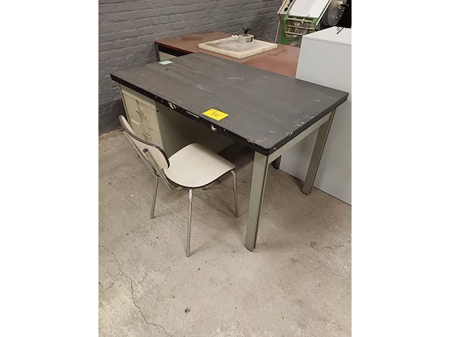 Lot 935 - bureau - afbeelding 1 van  3