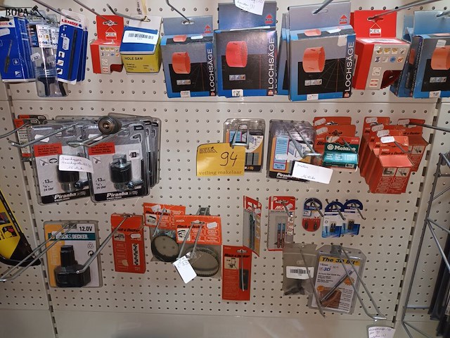 Lot 94 - boren, nietjes, zagen. 50 stuks - afbeelding 1 van  8