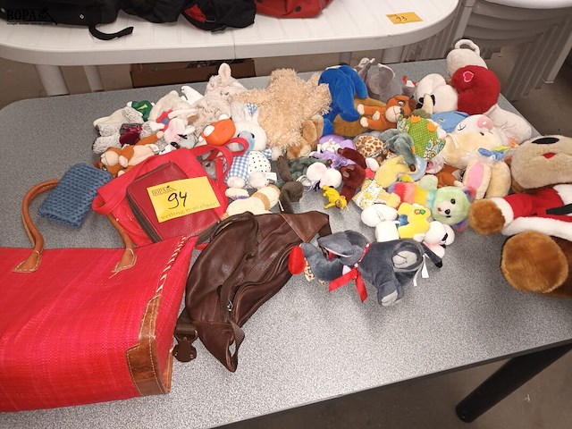 Lot 94 - lot knuffels en tassen - afbeelding 1 van  4