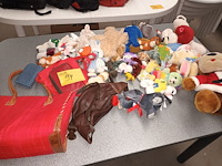 Lot 94 - lot knuffels en tassen - afbeelding 1 van  4