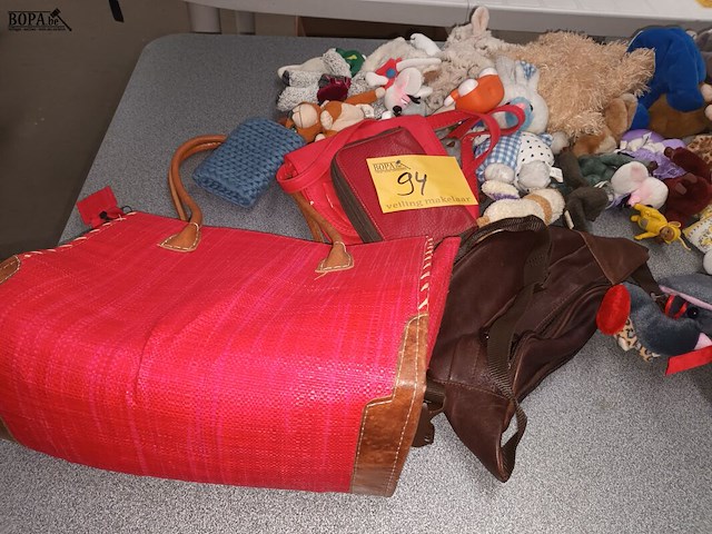 Lot 94 - lot knuffels en tassen - afbeelding 2 van  4
