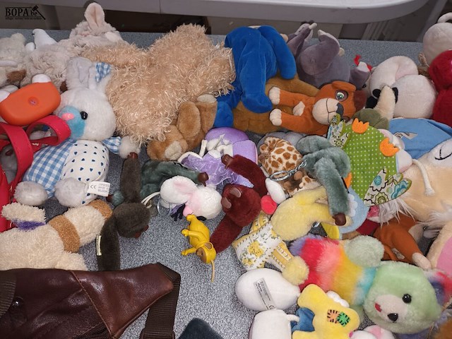 Lot 94 - lot knuffels en tassen - afbeelding 4 van  4