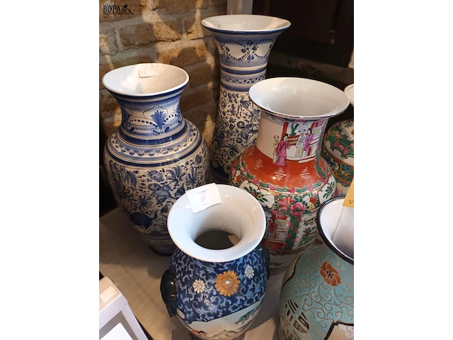 Lot 94 - oosterse vazen. 6 stuks - afbeelding 2 van  5