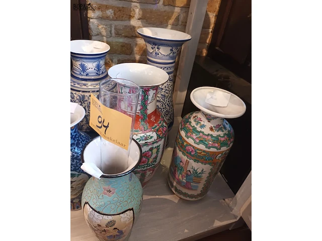 Lot 94 - oosterse vazen. 6 stuks - afbeelding 3 van  5