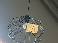 Lot 94 - zwarte hanglampen. 2 stuks - afbeelding 1 van  3