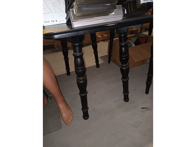 Lot 94 - zwarte houten tafel - afbeelding 1 van  3