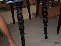 Lot 94 - zwarte houten tafel - afbeelding 1 van  3