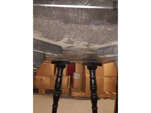 Lot 94 - zwarte houten tafel - afbeelding 2 van  3