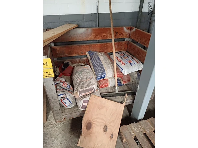 Lot 942 - transportkar + inhoud verdieping - afbeelding 1 van  4