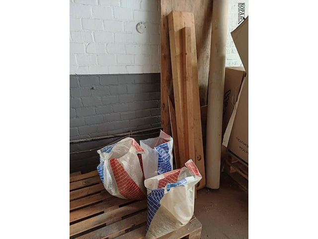 Lot 942 - transportkar + inhoud verdieping - afbeelding 2 van  4