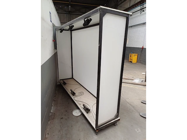 Lot 943 - mobiele lichtbak - afbeelding 1 van  5
