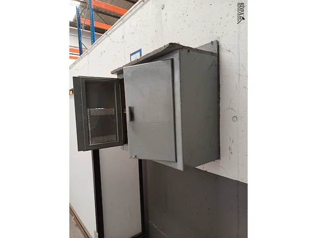 Lot 944 - wandkast met inhoud - afbeelding 3 van  3