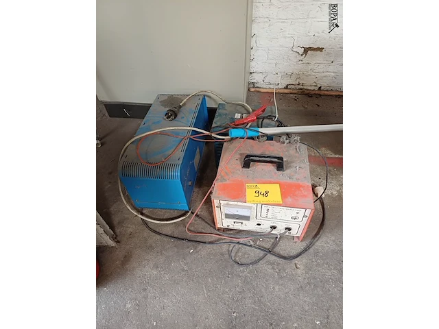 Lot 948 - batterijlader. 3 stuks - afbeelding 1 van  5