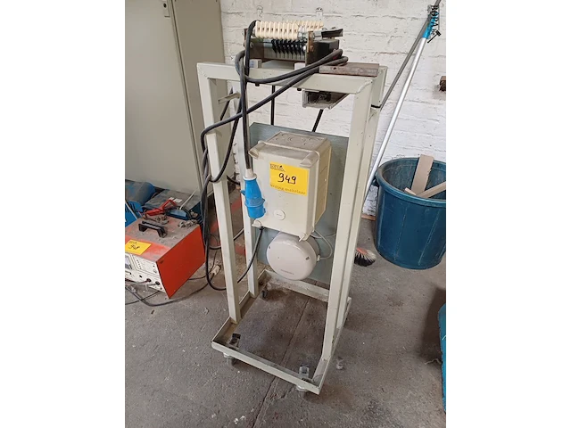 Lot 949 - machine voor verwerken draden en kabels - afbeelding 1 van  4