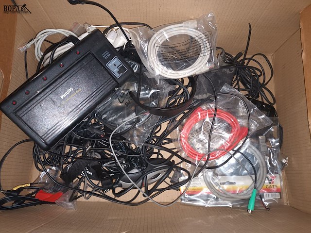 Lot 95 - batterij lader en kabels - afbeelding 2 van  3