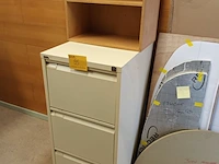 Lot 95 - ladekast en open kastje - afbeelding 1 van  4