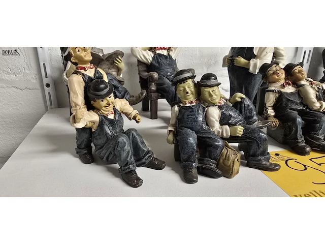 Lot 95 - laurel & hardy beeldjes ong 6 stuks - afbeelding 2 van  4