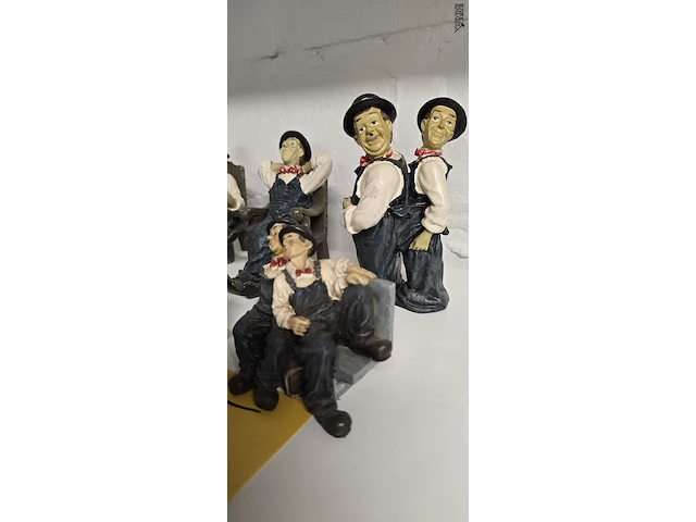 Lot 95 - laurel & hardy beeldjes ong 6 stuks - afbeelding 4 van  4