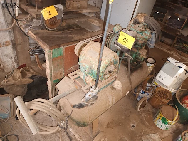 Lot 95 - oude compressor - afbeelding 1 van  3