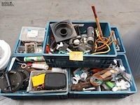 Lot 95 - werkmateriaal. 5 bakken - afbeelding 1 van  6
