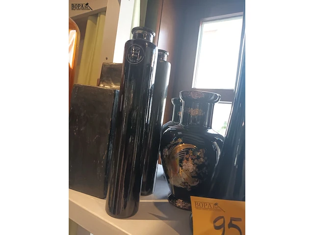 Lot 95 - zwarte vazen. 10 stuks - afbeelding 3 van  3