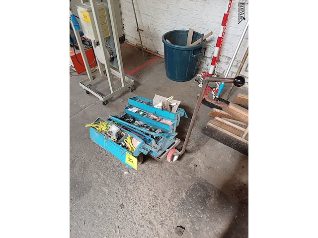 Lot 951 - werkbank met inhoud - afbeelding 1 van  3
