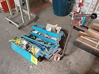 Lot 951 - werkbank met inhoud - afbeelding 1 van  3