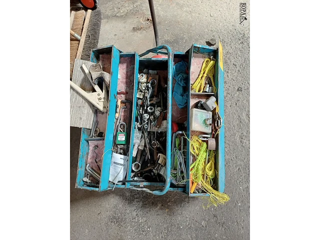 Lot 951 - werkbank met inhoud - afbeelding 3 van  3