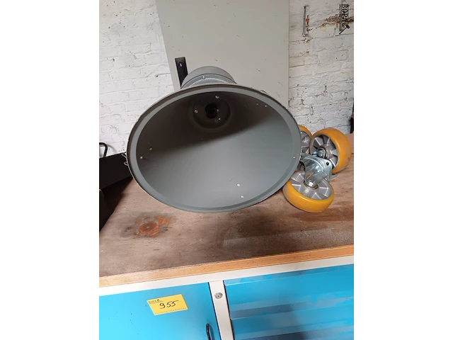 Lot 954 - industriële lamp + wielen - afbeelding 1 van  4