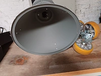 Lot 954 - industriële lamp + wielen - afbeelding 1 van  4