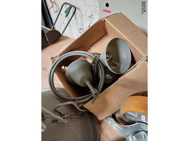 Lot 954 - industriële lamp + wielen - afbeelding 2 van  4