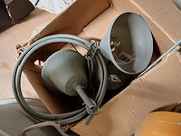 Lot 954 - industriële lamp + wielen - afbeelding 2 van  4