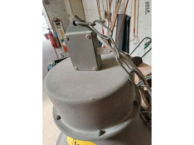 Lot 954 - industriële lamp + wielen - afbeelding 3 van  4
