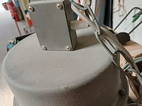 Lot 954 - industriële lamp + wielen - afbeelding 3 van  4