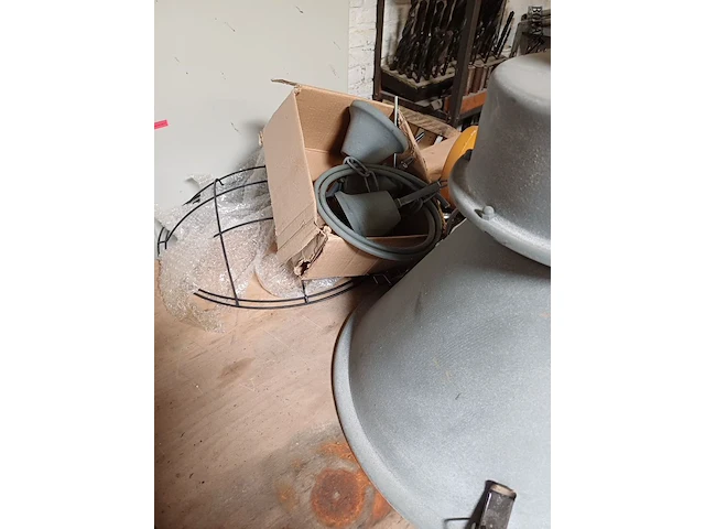 Lot 954 - industriële lamp + wielen - afbeelding 4 van  4