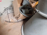 Lot 954 - industriële lamp + wielen - afbeelding 4 van  4