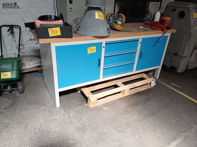 Lot 955 - werkbank met laden en kasten - afbeelding 1 van  3