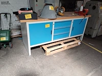 Lot 955 - werkbank met laden en kasten - afbeelding 1 van  3