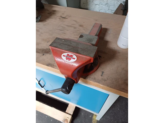 Lot 955 - werkbank met laden en kasten - afbeelding 2 van  3