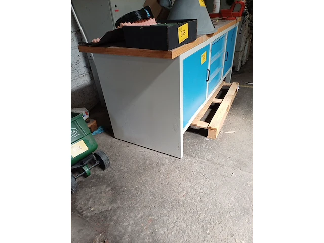 Lot 955 - werkbank met laden en kasten - afbeelding 3 van  3