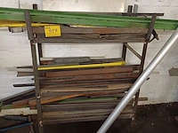 Lot 957 - rek met buizen. 2 stuks - afbeelding 1 van  4