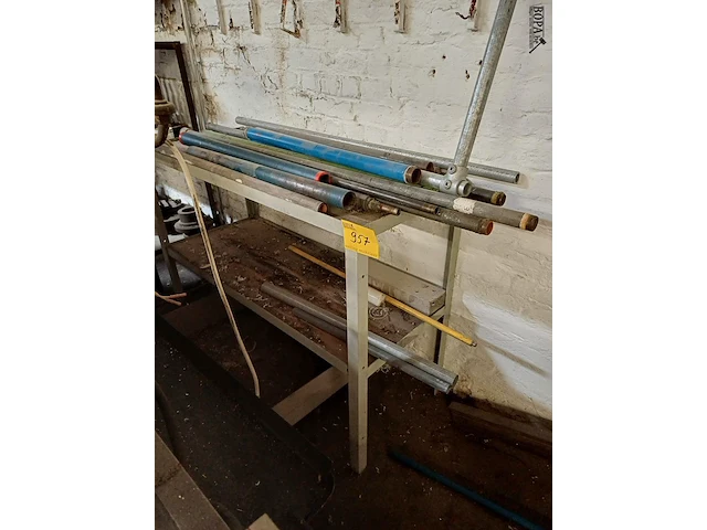 Lot 957 - rek met buizen. 2 stuks - afbeelding 2 van  4