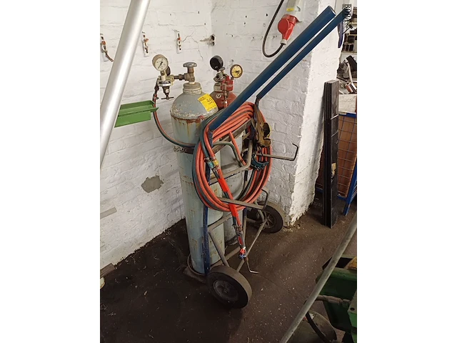 Lot 959 - kar met zuurstofflessen - afbeelding 1 van  6