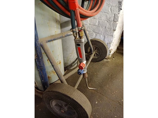 Lot 959 - kar met zuurstofflessen - afbeelding 2 van  6