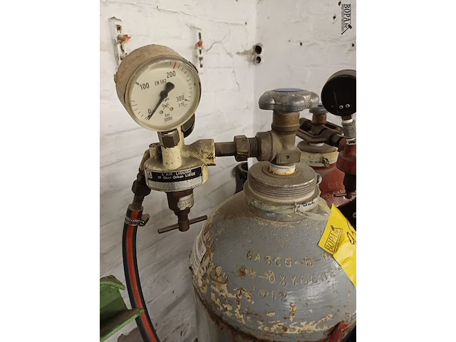 Lot 959 - kar met zuurstofflessen - afbeelding 4 van  6