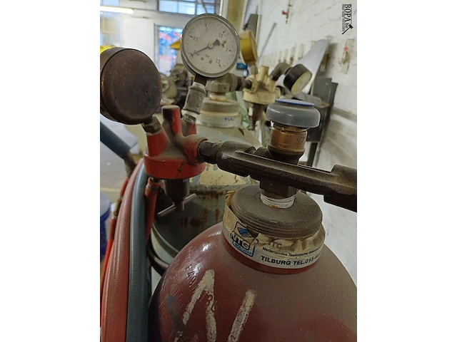 Lot 959 - kar met zuurstofflessen - afbeelding 5 van  6
