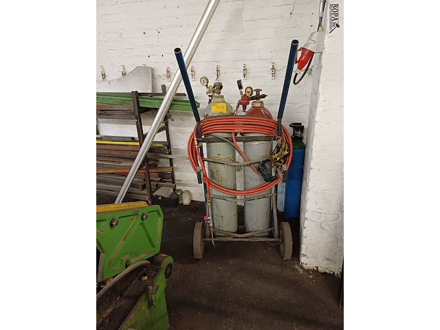 Lot 959 - kar met zuurstofflessen - afbeelding 6 van  6
