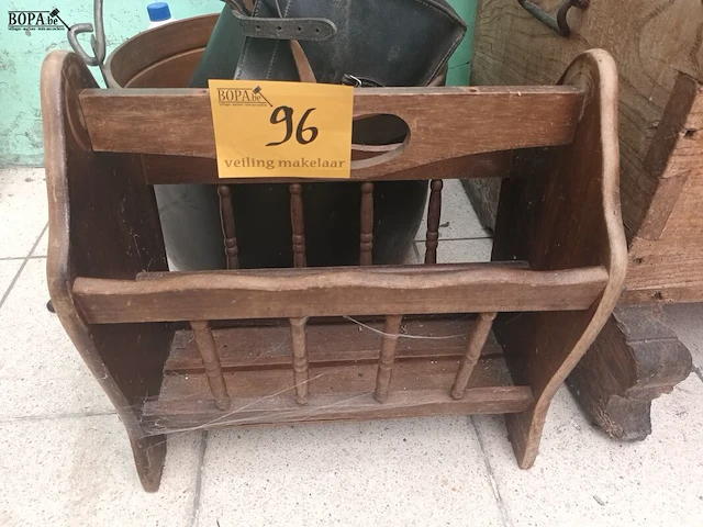 Lot 96 - krantenrek, ketel en draagtas - afbeelding 2 van  4