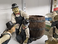 Lot 96 - laurel & hardy beeldjes 5 stuks - afbeelding 5 van  5