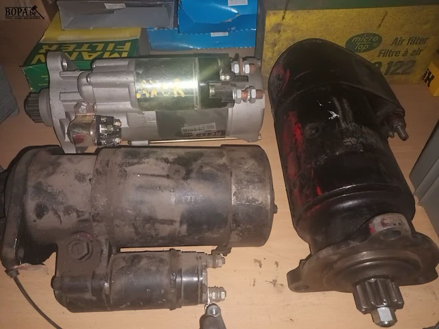 Lot 96 - motoren. 5 stuks - afbeelding 2 van  3